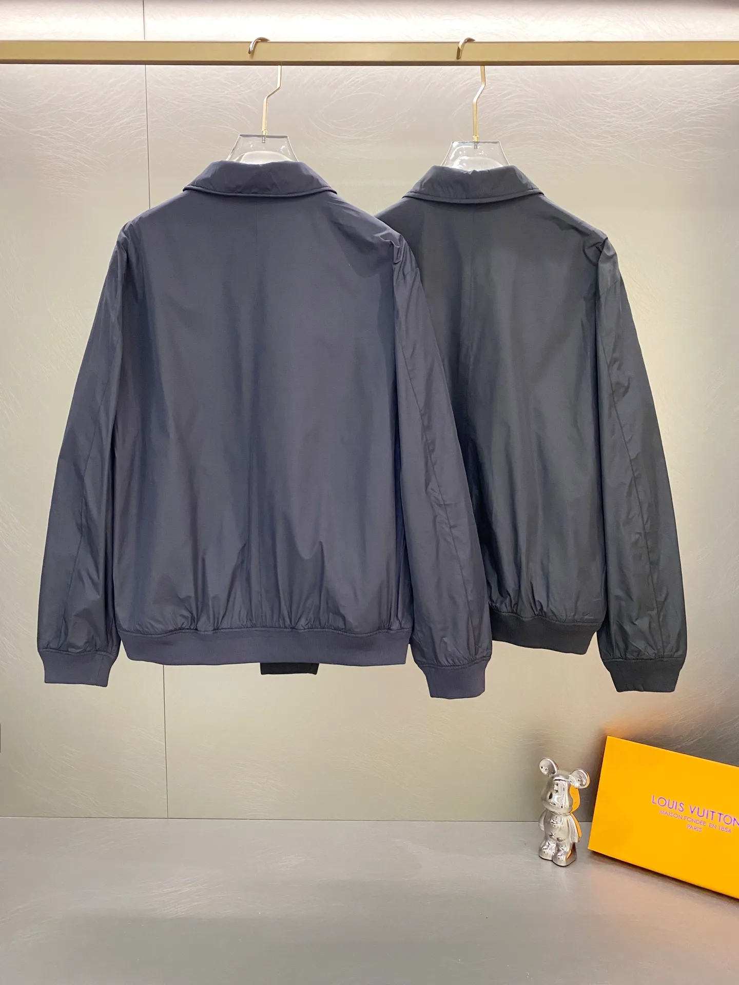 P370 Ralph Lauren classic solid color LOGO embroidered jacket. Original customer-supplied high-quality fabric. Ingredients: 100% T. Added three-proof technology. Windproof, waterproof and anti-fouling. The fabric is added with glue technology. The fabric surface is smooth, crisp and stylish. This style of clothing seems simple and unremarkable, but the workmanship is complex. There are many details. The small lanyard design of the inner pocket also achieves the same details as the original version. The hem and cuff threads are imported high-density high-speed threading machine. The overall tightness and style The pony embroidery on the chest is embroidered with an imported Behringer embroidery machine. The smaller the pattern, the smaller the pattern. It seems simple but is actually complicated! The ropes of the pony, the sticks and the contours of the horse all like the configuration of the embroidery machine. They are simple but not simple. They are made by foreign trade factories. The pockets are opened using a professional template machine. Small details such as threads are manually marked to ensure delivery quality that is unmatched by small workshops. Full clothing accessories and hardware, molded LOGO zipper pullers and horn buckle side LOGOs all require extremely high molds to achieve the effect. The leather head of the zipper puller is made of imported cowhide, which is soft and durable. Color: black (gray embroidery, black slider), dark blue (khaki embroidery, khaki slider)